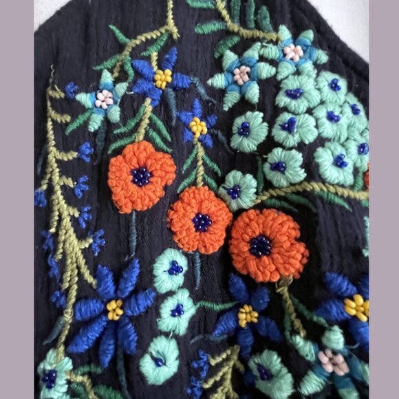 Women's blouse with wide sleeves, and embroidered flowers with beads. Size XS /M - Picture 4 of 7